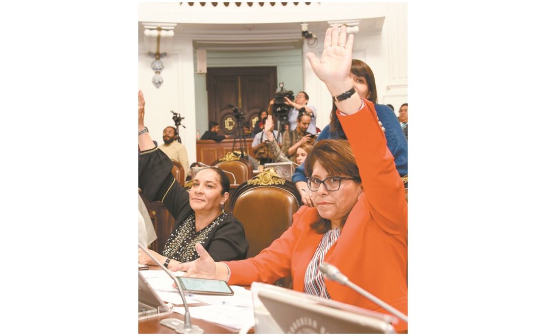 Decisión.La bancada de Morena en el Congreso destaca que disminuirá el salario de los trabajadores; “pero ninguno será despedido”. ESPECIAL