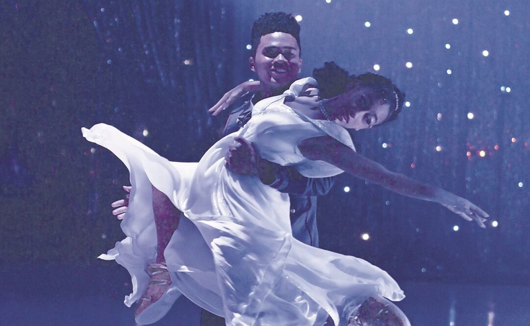 La cinta muestra los sueños profesionales de un diseñador de tenis (Jacobs), que se enamora. Foto: DISNEY+