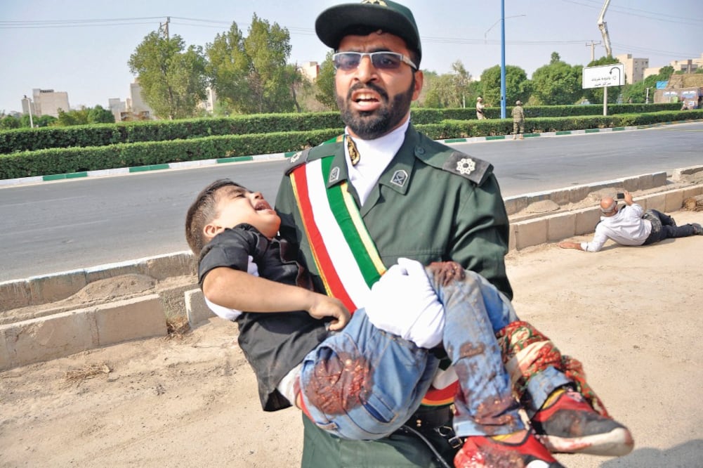 Un soldado iraní auxilia a un niño herido durante el ataque de ayer en la ciudad de Ahvaz, en el suroeste del país. Foto: XINHUA