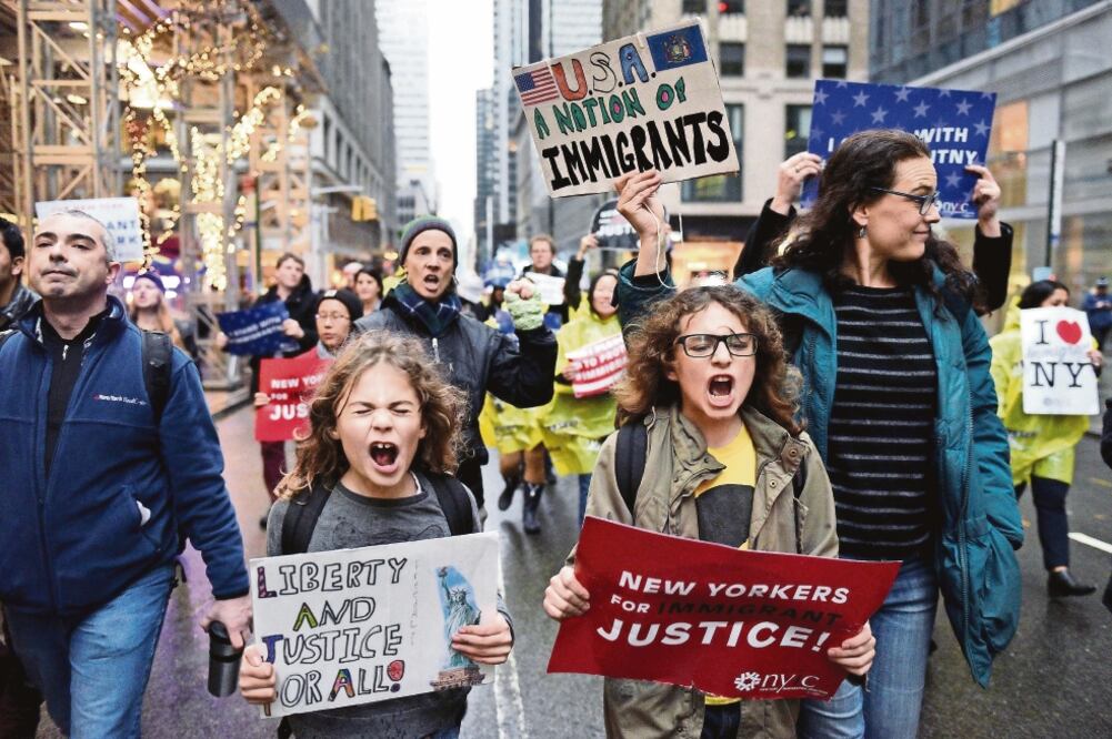 Mensaje. Manifestantes proinmigrantes marchan hacia la Torre Trump, durante la protesta de ayer en Nueva York (DARREN ORNITZ. REUTERS)