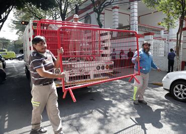 Colocan vallas metálicas a las afueras de la casa de transición de AMLO