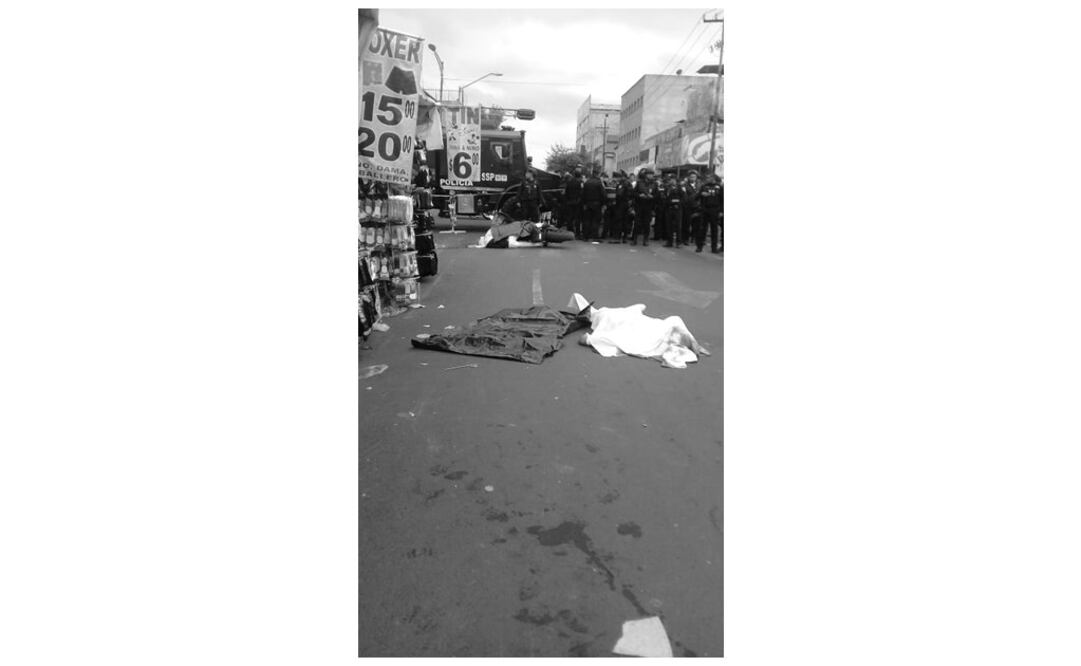 La policía acordonó la zona donde permanecían los cadáveres, de los cuales, uno de ellos estaba abordo de una motocicleta encendida. Foto: Especial