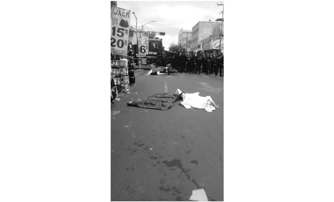 La policía acordonó la zona donde permanecían los cadáveres, de los cuales, uno de ellos estaba abordo de una motocicleta encendida. Foto: Especial