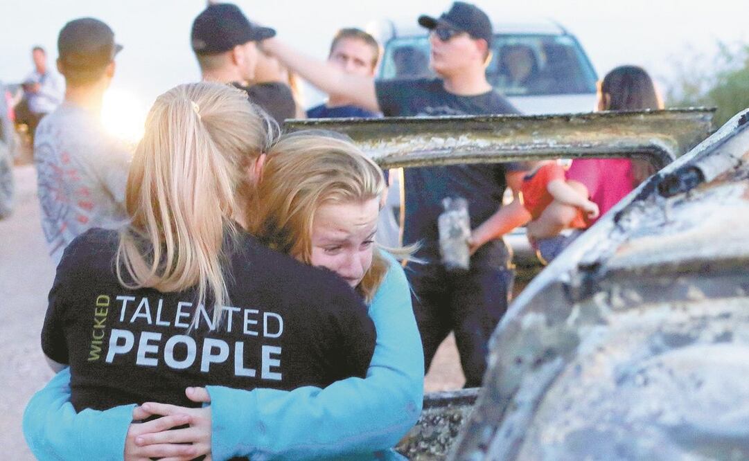 Familiares de las víctimas del ataque registrado el lunes en Bavispe, Sonora, visitaron ayer el lugar del ataque, donde murieron nueve personas. Foto: JOSÉ LUIS GONZÁLEZ. REUTERS