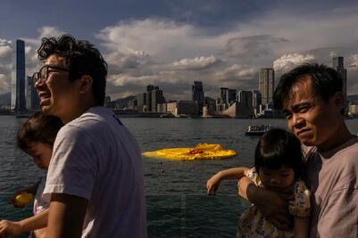 Cuaaac... Se desinfla uno de los patos gigantes en Hong Kong