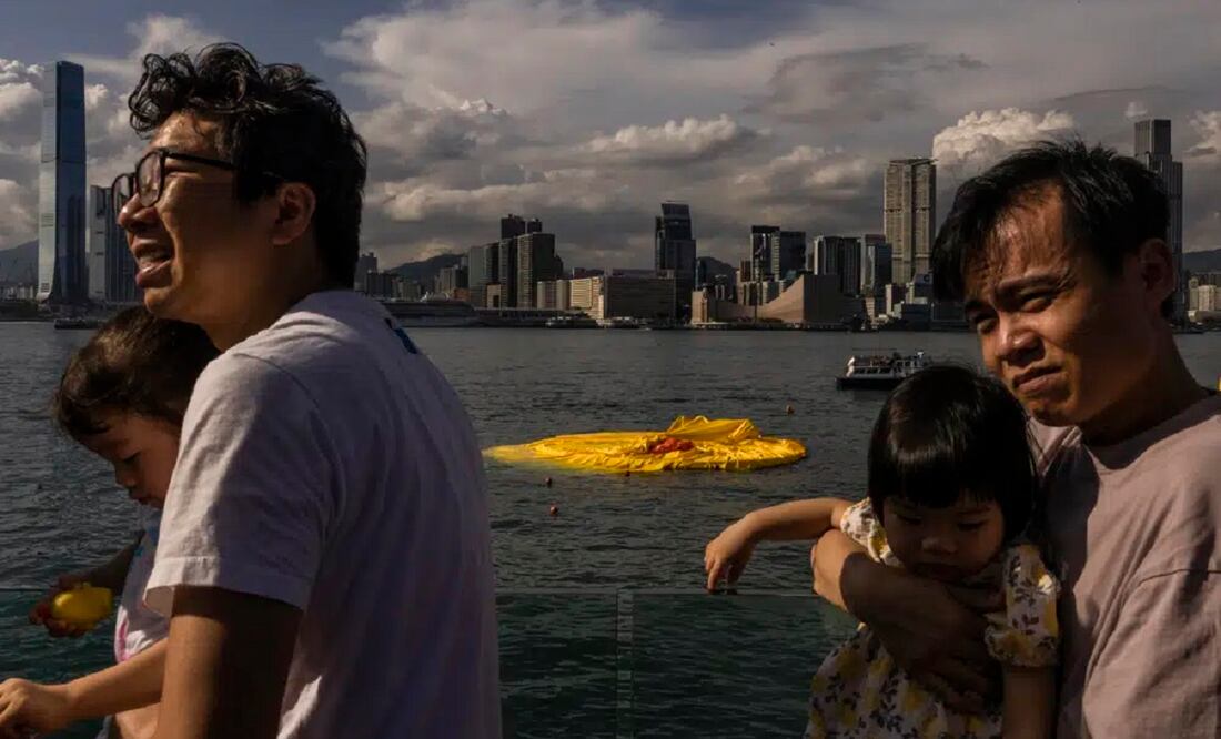 Vista de una instalación de arte llamada "Double Ducks" del artista holandés Florentijn Hofman, mientras uno de los patos se desinfla en el puerto de Victoria en Hong Kong, el sábado 10 de junio de 2023. Foto: AP