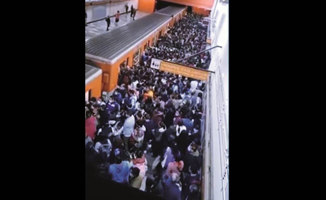 Usuarios de redes sociales difun-dieron videos de la saturación en andenes del Metro. Foto: Captura de video