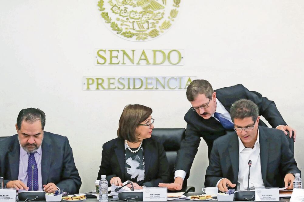 El senador Juan Carlos Romero Hicks (PAN) emitió sus argumentos contra la ratificación de Paloma Merodio a sus compañeros Héctor Larios (PAN), Cristina Díaz Salazar (PRI) y Armando Ríos Piter (sin partido) (JUAN CARLOS REYES. EL UNIVERSAL)