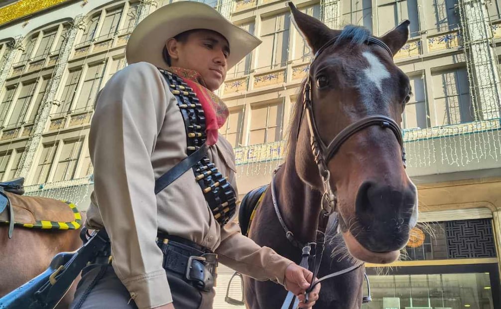 Ambiente previo al Desfile por el Aniversario de la Revolución Mexicana. Foto: Luis Camacho / EL UNIVERSAL.