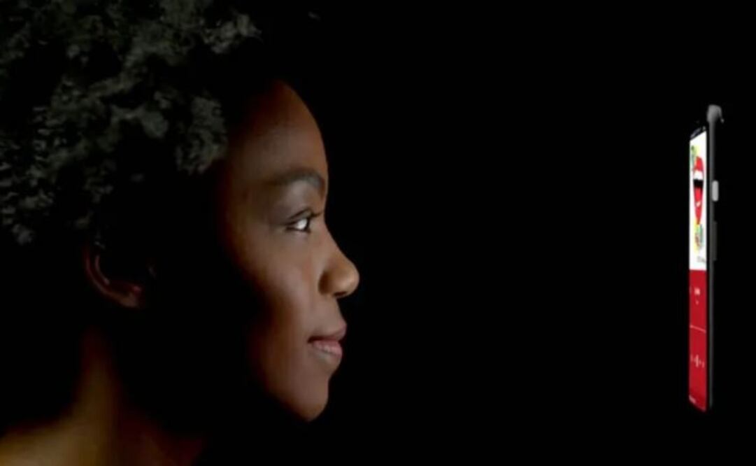 La compañía mostró cómo funciona el desbloqueo facial y el control por gestos de su nuevo teléfono, que llegará al mercado en otoño