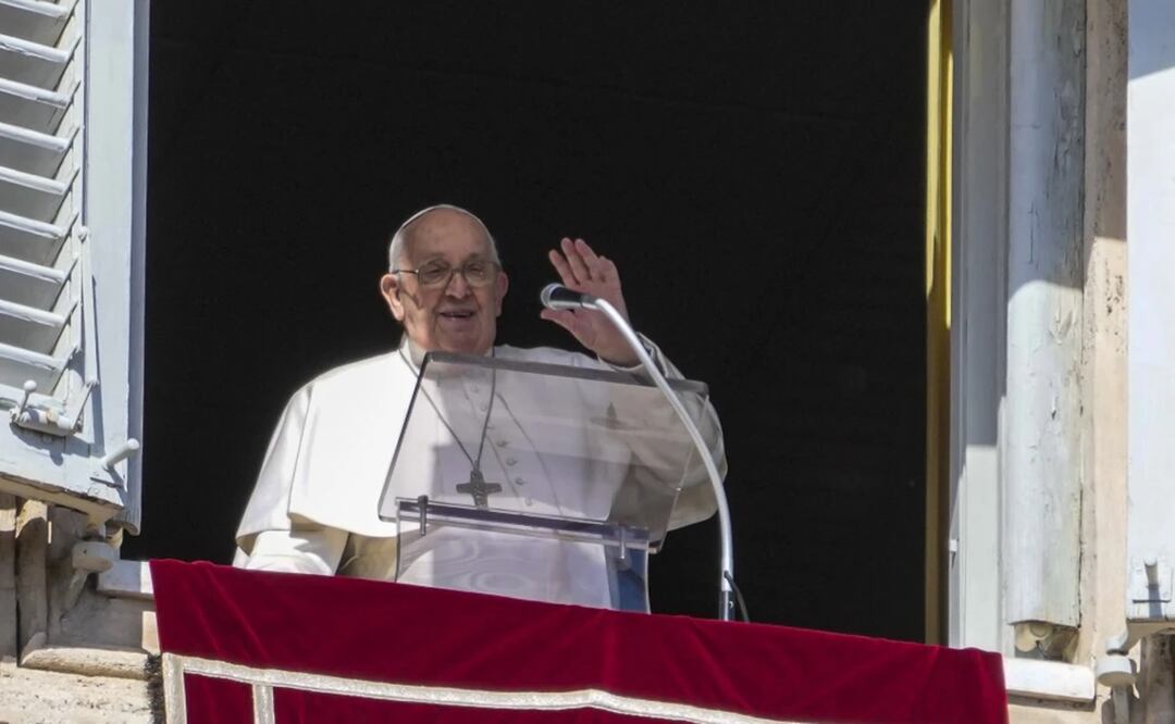 El papa Francisco en su ventana sobre la Plaza de San Pedro en el Vaticano, el 25 de febrero de 2024. Foto: AP