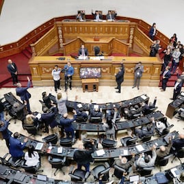 Maduro “usurpa” poder en Venezuela, declara Asamblea