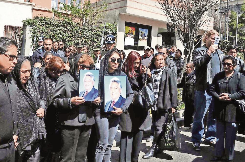 Familiares del viceministro boliviano de Régimen Interior, Rodolfo Illanes, asesinado el jueves, esperan el traslado del cuerpo a una funeraria, en La Paz (EFE)