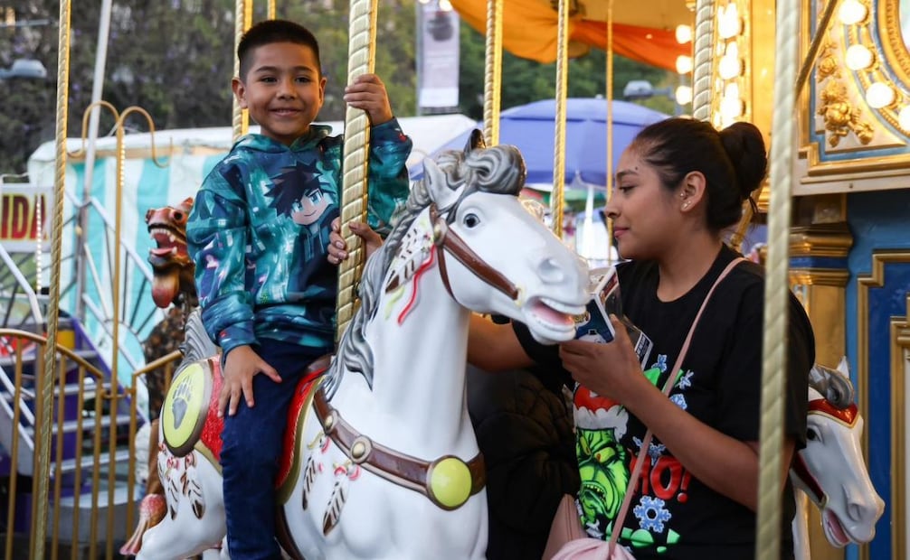Familias disfrutan de alimentos y juegos mecánicos esta Navidad, en la romería instalada a un costado de la Alameda Central de la CDMX. Foto Hugo Salvador/EL UNIVERSAL