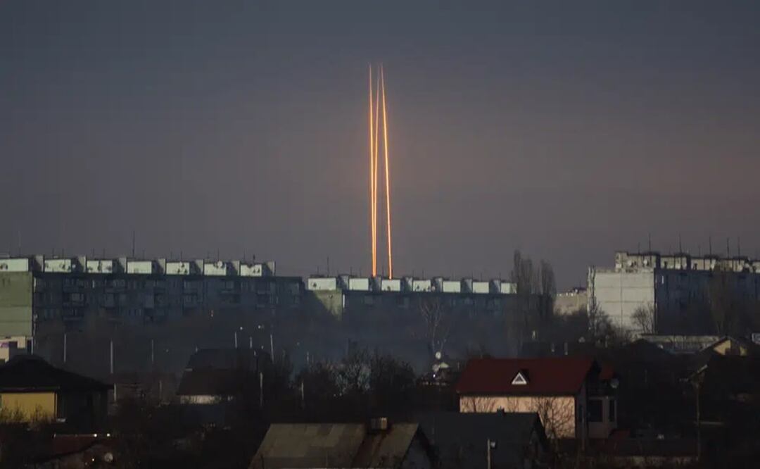 Tres cohetes rusos lanzados contra Ucrania desde la región rusa de Belgorod. Foto: AP