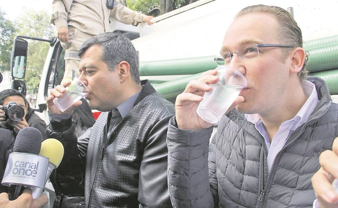 José Ramón Amieva, jefe de Gobierno local, y el edil de Benito Juárez, Santiago Taboada, bebieron un vaso de agua de una de las pipas sanitizadas. Foto: ESPECIAL