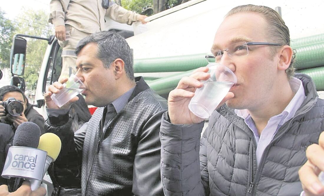 José Ramón Amieva, jefe de Gobierno local, y el edil de Benito Juárez, Santiago Taboada, bebieron un vaso de agua de una de las pipas sanitizadas. Foto: ESPECIAL