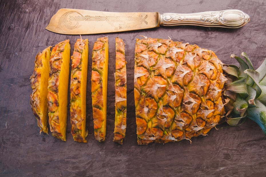 La cáscara de piña se hierve para extraer su sabor y nutrientes antes de licuarla. Foto: Freepik