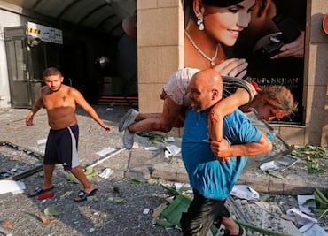 "Fue como estar en medio de un ciclón de cristales rotos", dicen tras explosión en Beirut