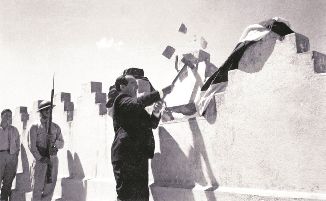 El costarricense José Figueres demolió una almena de un cuartel en Costa Rica para simbolizar la abolición del ejército. Mario Roa. Colección histórica del Museo Nacional.