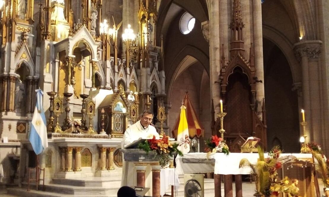 El sacerdote Adrián Marzilli presidiendo una eucaristía. FOTO: Facebook: Parroquia Nuestra Sra De Los Trabajadores