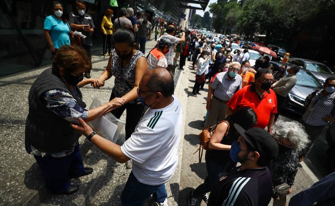 Desesperación y cansancio prevalecieron ayer entre los adultos mayores que acudieron al Pepsi Center a recibir la segunda dosis de la vacuna. Fotos: Diego Simón/ El Universal.