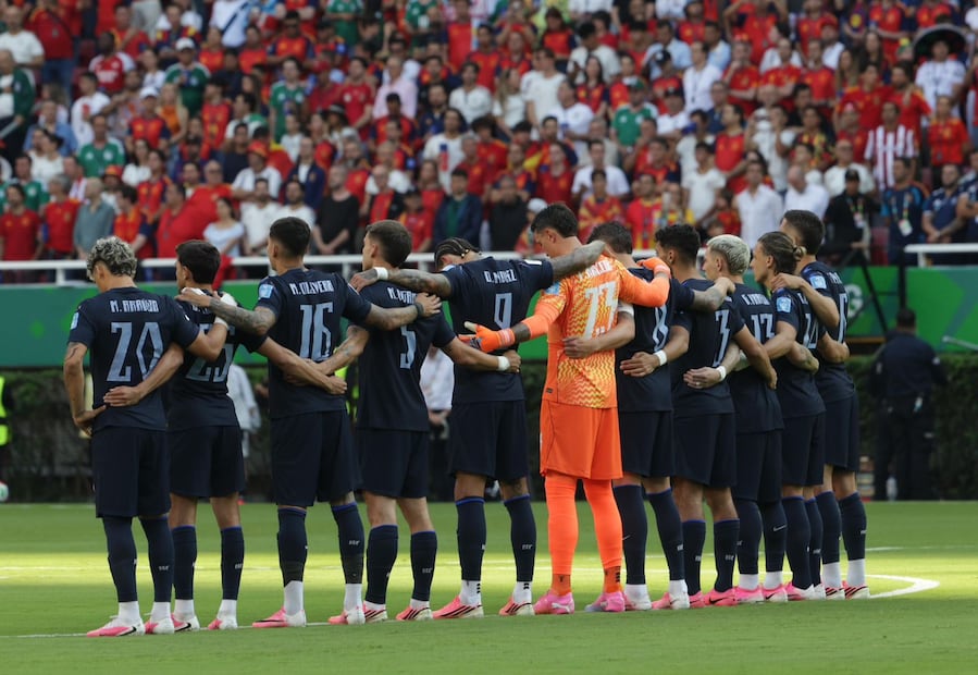 Selección de Uruguay, durante el minuto de silencio por la víctimas del terremoto en Venezuela - Foto: Carlos Mejía | EL UNIVERSAL