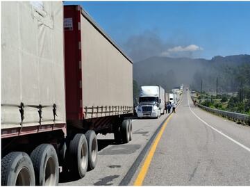 Detienen a dos choferes de autobús en carretera federal 15, en Sinaloa; portaban 17 paquetes de presunto fentanilo