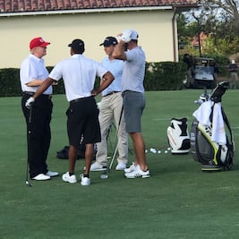 Donald Trump, Tiger Woods y Dustin Johnson juegan golf en Florida