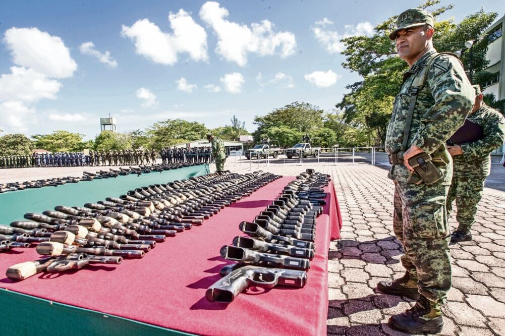 Tras encabezar la destrucción de armas en la guarnición militar de Cancún, el comandante Gustavo Nieto dijo que el reciente ataque a instalaciones de la fiscalía fue “una prueba de fuerza” de grupos del crimen organizado (GERMÁN ESPINOSA. EL UNIVERSAL)