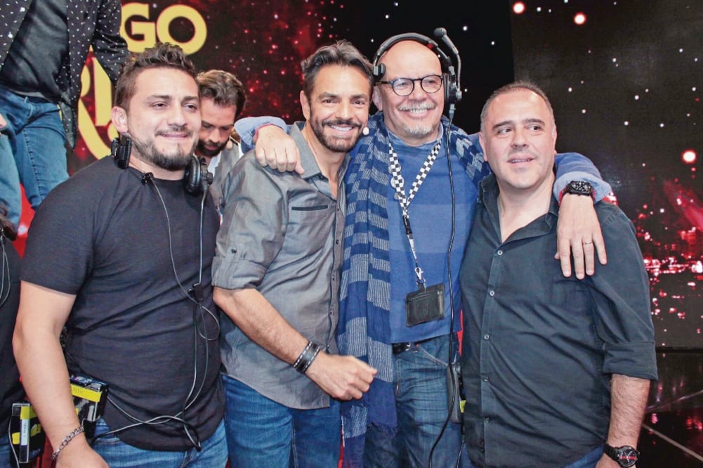 El histrión (al centro, de gris) acudió a grabar una emisión del programa de concurso Me caigo de risa. (FOTOS: CARLOS MEJIA. EL UNIVERSAL)