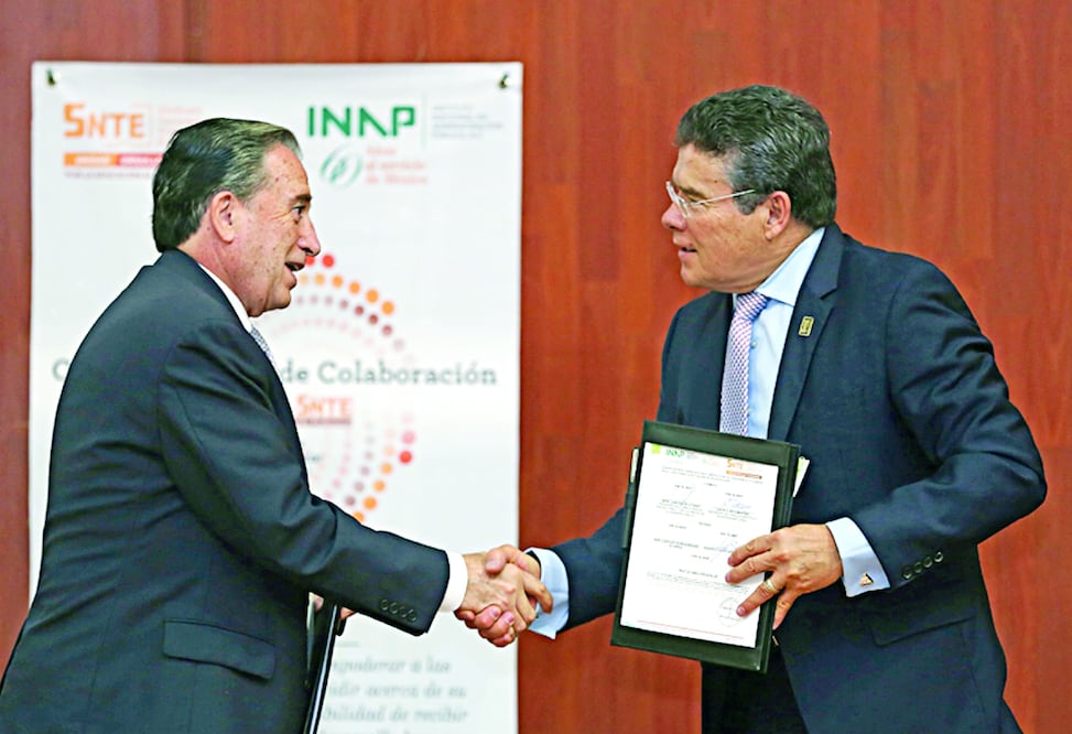 Juan Díaz de la Torre (der.), líder del SNTE, y Carlos Reta Martínez (izq.), presidente del Consejo del INAP, firmaron un convenio de colaboración (ESPECIAL)