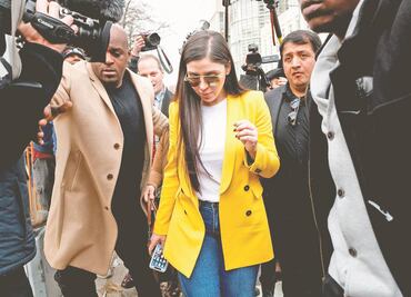 Esposa de El Chapo Guzmán se entregó, reportan en EU