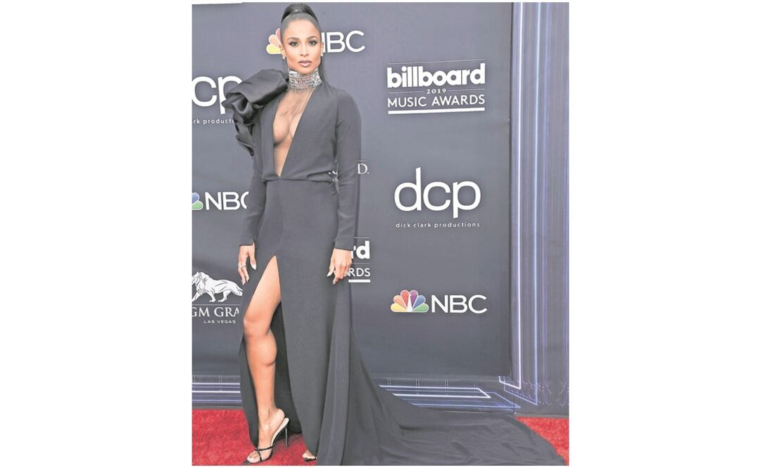 Ciara lució un atrevido atuendo para lucir pierna. Foto: AGENCIAS