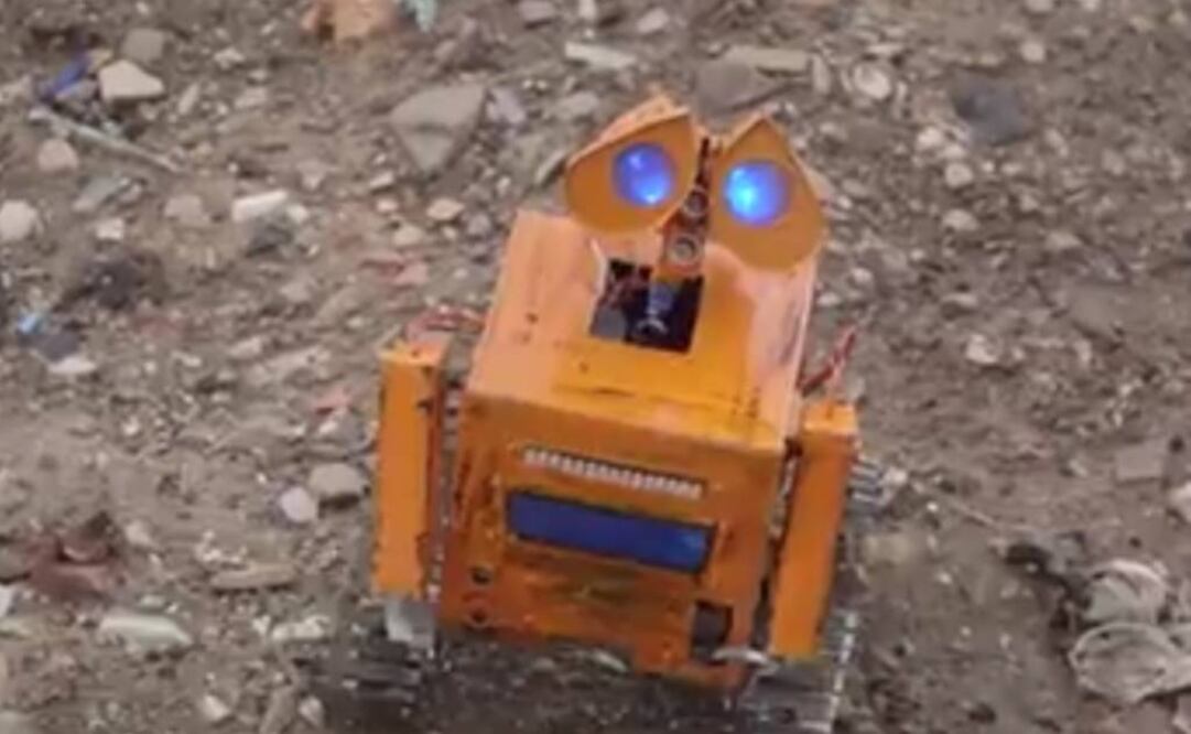 El joven aprendió a programar para controlar robots utilizando su celular. Foto: Facebook AJ+