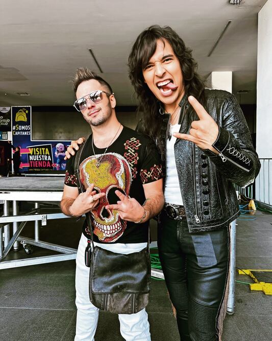 Jacserof (de gafas) es el director vocal de los cantantes, que serán 300. Foto: Jacserof