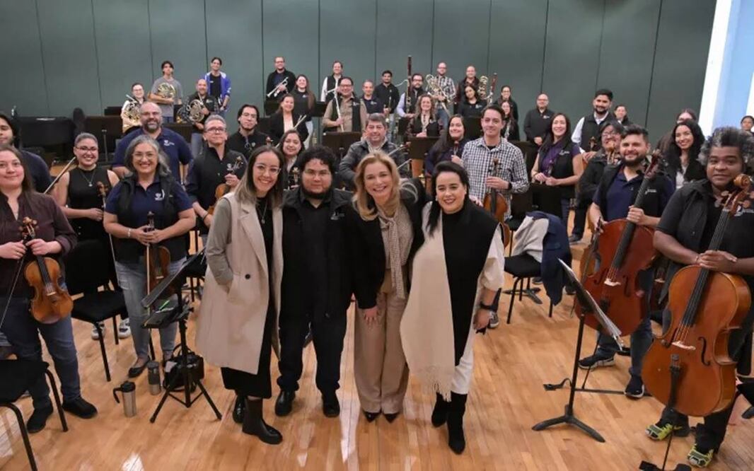La gobernadora María Eugenia Campos con la Orquesta Filarmónica del Estado de Chihuahua. Foto: Especial