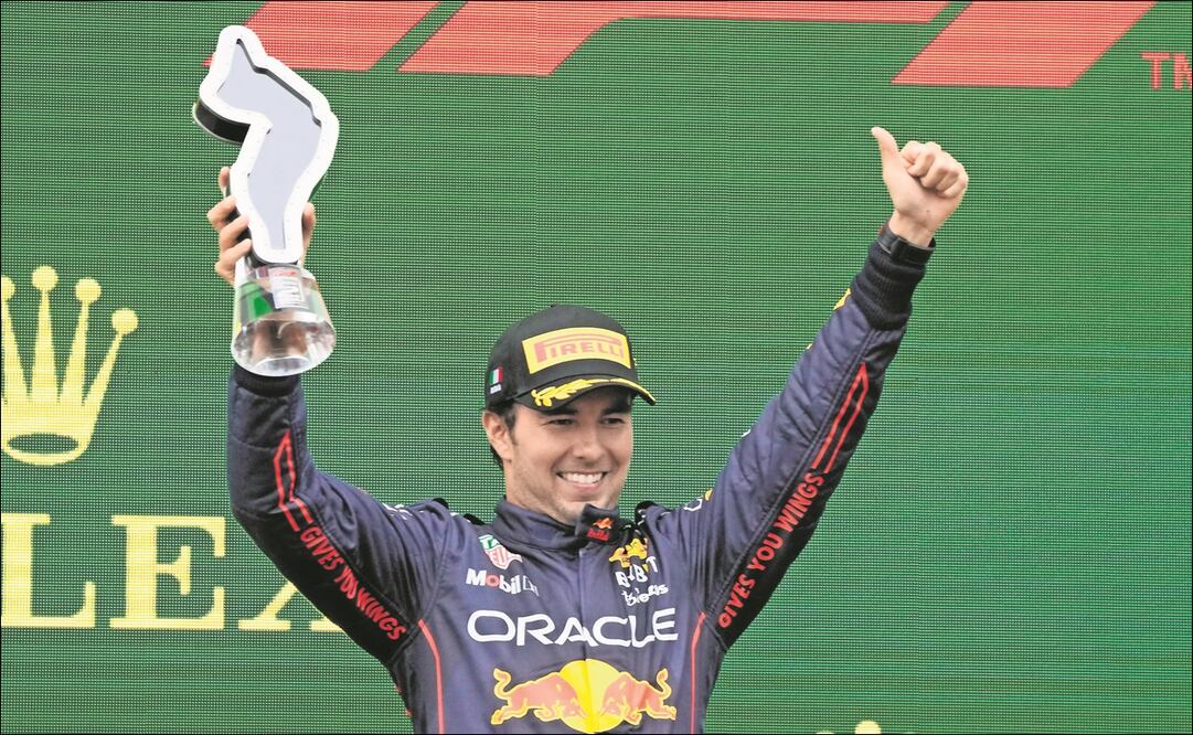 Checo Pérez en el podio del GP de Emilia-Romagna - Foto: AP