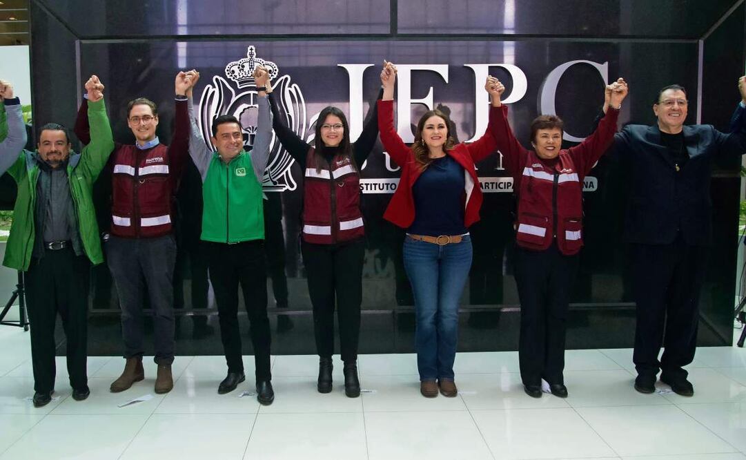 Representantes de Morena, PT y PVEM acudieron al Instituto Electoral del Estado de Durango para formalizar la coalición Sigamos Haciendo Historia en la contienda de este año. Foto: Especial (15/01/2025)