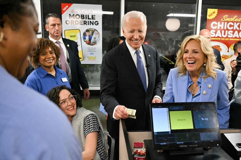 El presidente estadounidense Joe Biden y la primera dama estadounidense Jill Biden hacen una compra mientras visitan un Waffle House en Marietta, Georgia. Foto: AFP