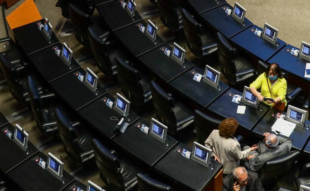 Dan las 15:00 horas y senadores de Morena afirman que “esto se acabó”; algunos recogen sus cosas pero de pronto llegan otros dos legisladores. Foto: Diego Simón Sánchez / EL UNIVERSAL