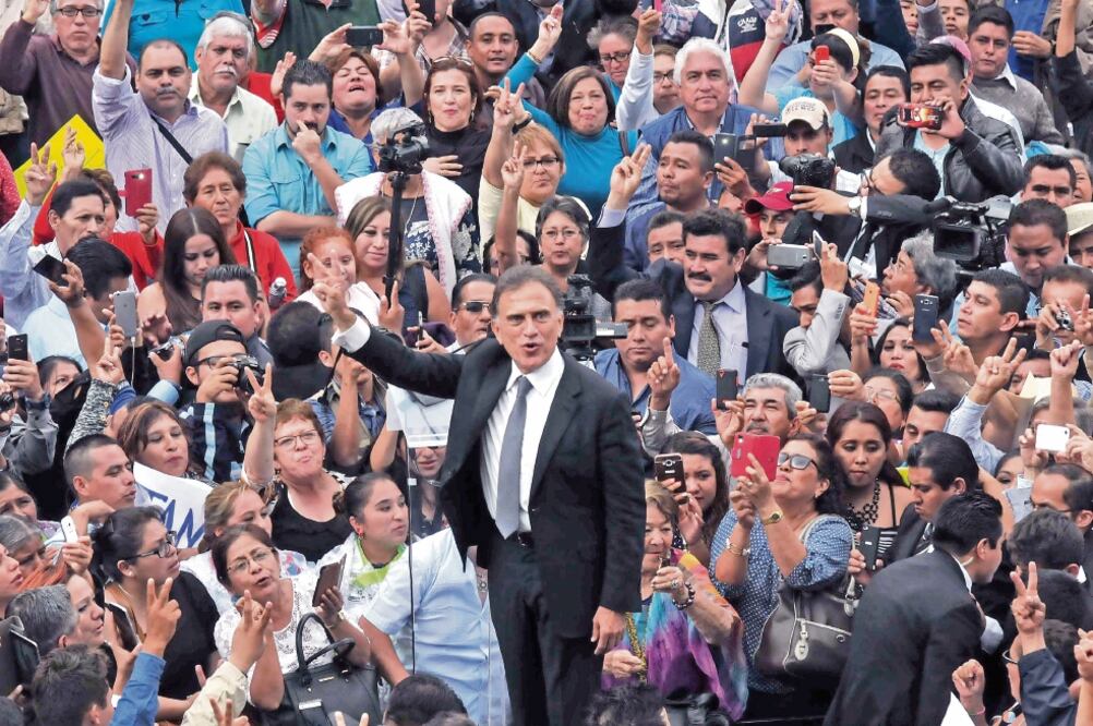 Tras rendir protesta como gobernador ante el Congreso de Veracruz, el panista Yunes Linares aseguró que el desfalco al estado es de más de 100 mil millones de pesos, por lo que pidió ayuda al gobierno federal para enfrentar la crisis (MIGUEL CARMONA)