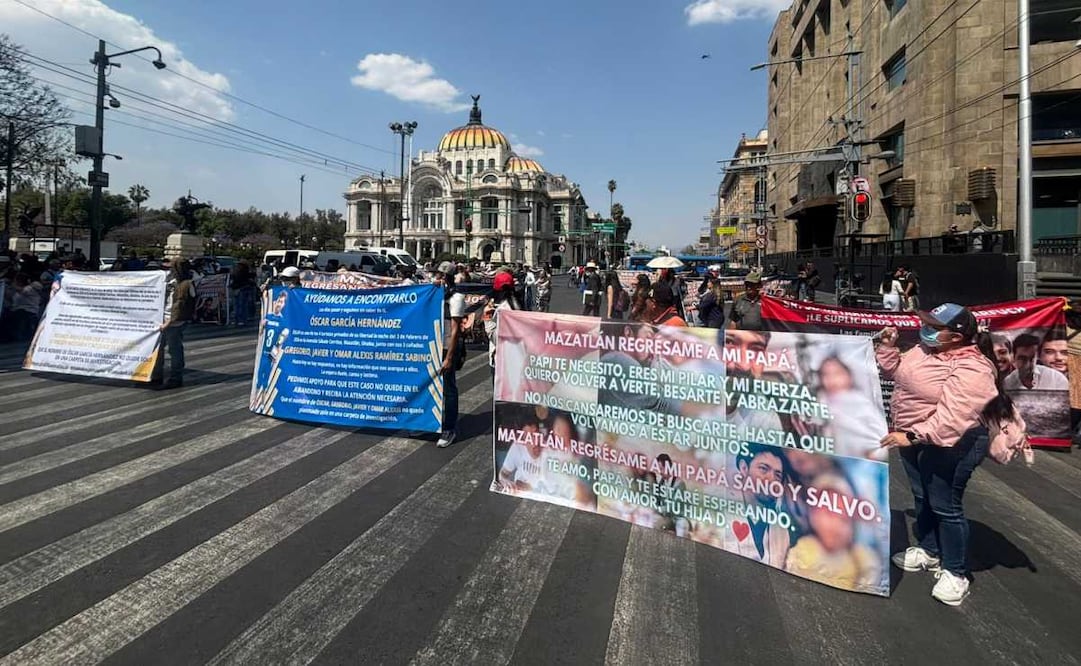 Familiares de 5 jóvenes que desaparecieron en Mazatlán, Sinaloa, bloquean Eje Central en CDMX; exigen avances de investigación
Foto: Juan Carlos Williams.
