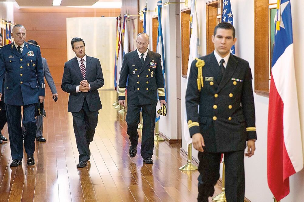 El presidente Enrique Peña Nieto encabezó la ceremonia de reconocimiento a integrantes de las Fuerzas Armadas, en compañía de los secretarios de la Defensa, Salvador Cienfuegos, y de Marina, Vidal Soberón (ESPECIAL)
