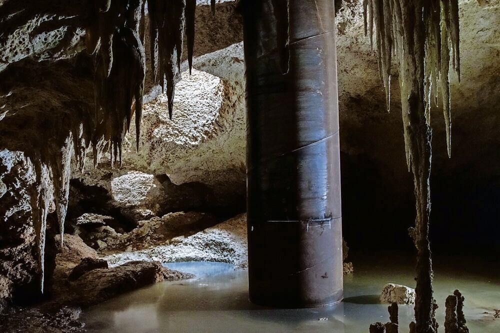 Las perforaciones a esta cueva continúan, y en diferentes lugares se han consignado derrames de aceites. Foto Especial
