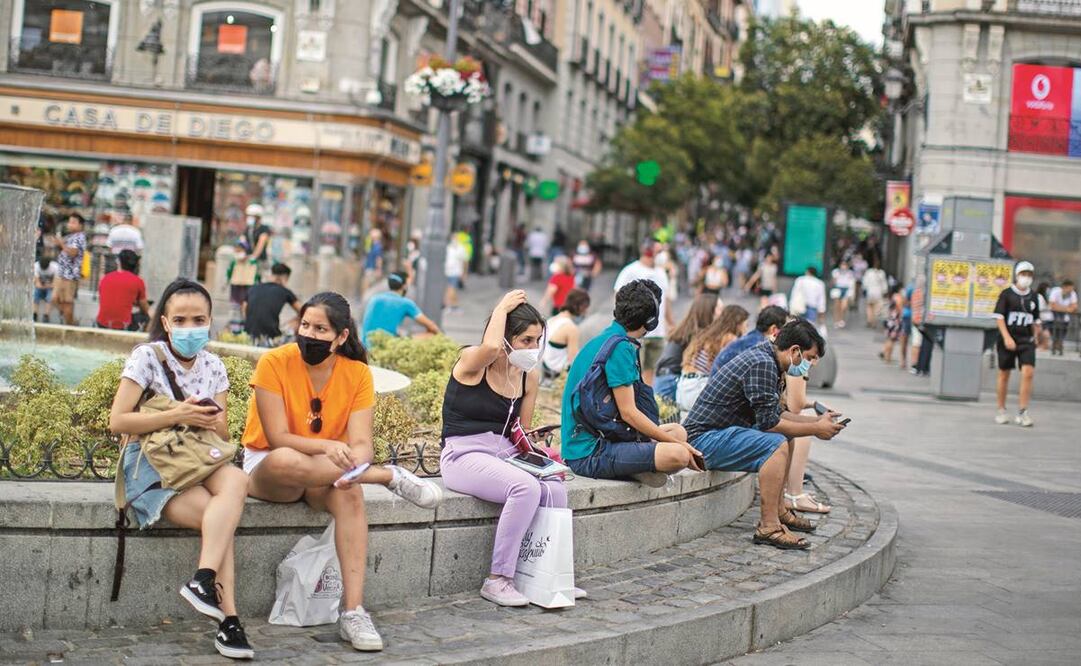 Jóvenes en Madrid, el 28 de julio. Se han reportado en las últimas semanas más de 500 brotes del virus. Foto: MANU FERNÁNDEZ. AP