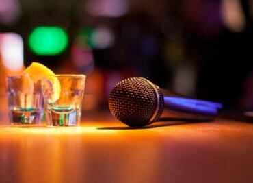 Comercios podrían quedarse sin música; denuncian multas de hasta 120 mil por regalías, IMPI aclara tope de 9 mil