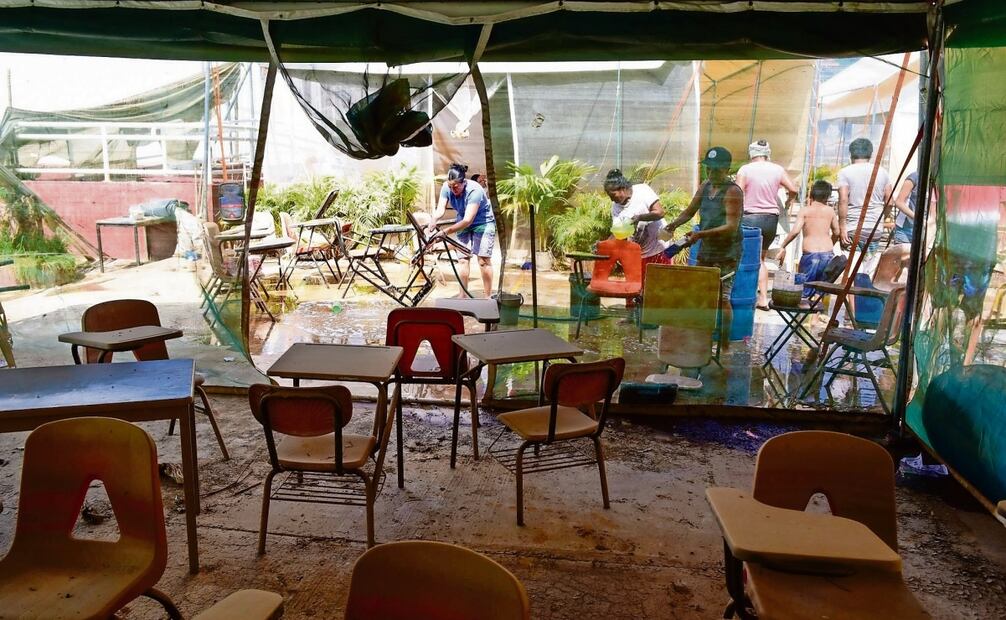 Padres de familia, docentes y alumnos colaboran en la limpieza de los planteles afectados por John. Foto: Carlos Alberto Carbajal | Cuartoscuro
