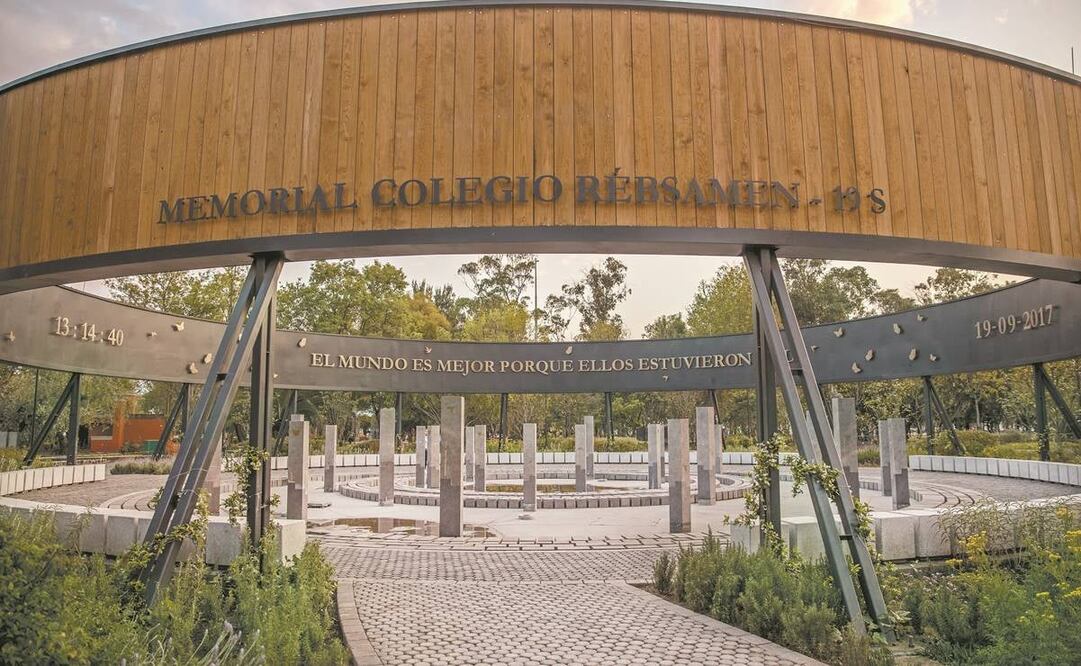 Los nombres o iniciales de cada una de las 26 víctimas, entre ellas 19 menores de edad, están inscritos en color dorado en las estelas que se iluminarán por las noches en la Alameda del Sur.