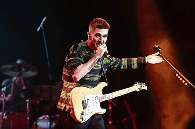 Juanes salda deudas con "Juanga" y Mon Laferte